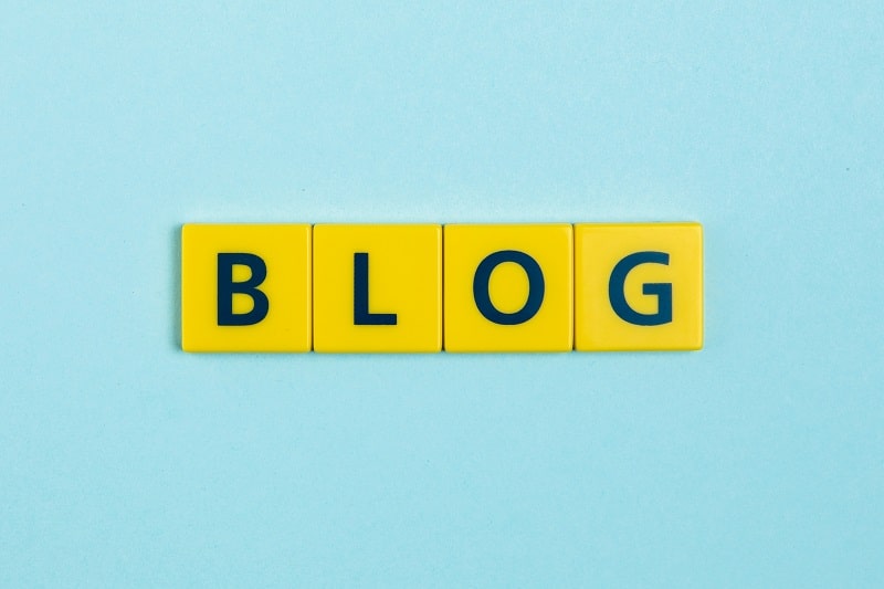 Comment créer un site internet professionnel - comment créer son blog - Un panneau jaune - Scrabble