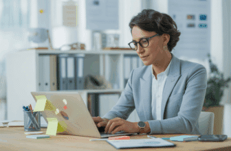 petit commerce travail laptop